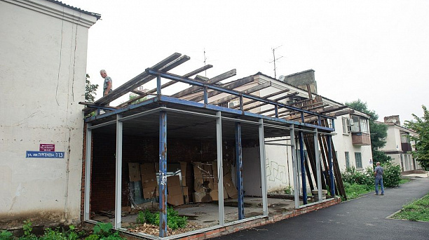 С зеленой зоны по ул. им. Тургенева в Краснодаре убирают незаконный павильон