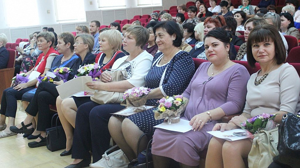 В администрации Центрального округа поздравили учителей и воспитателей с профессиональными праздниками