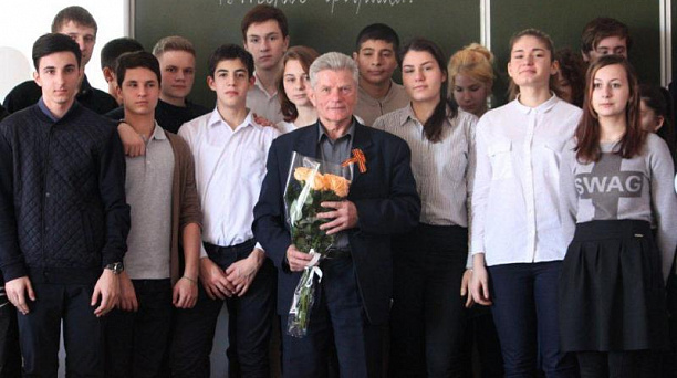 В гости к ребятам из школы № 19 Западного округа пришел председатель окружной ветеранской организации