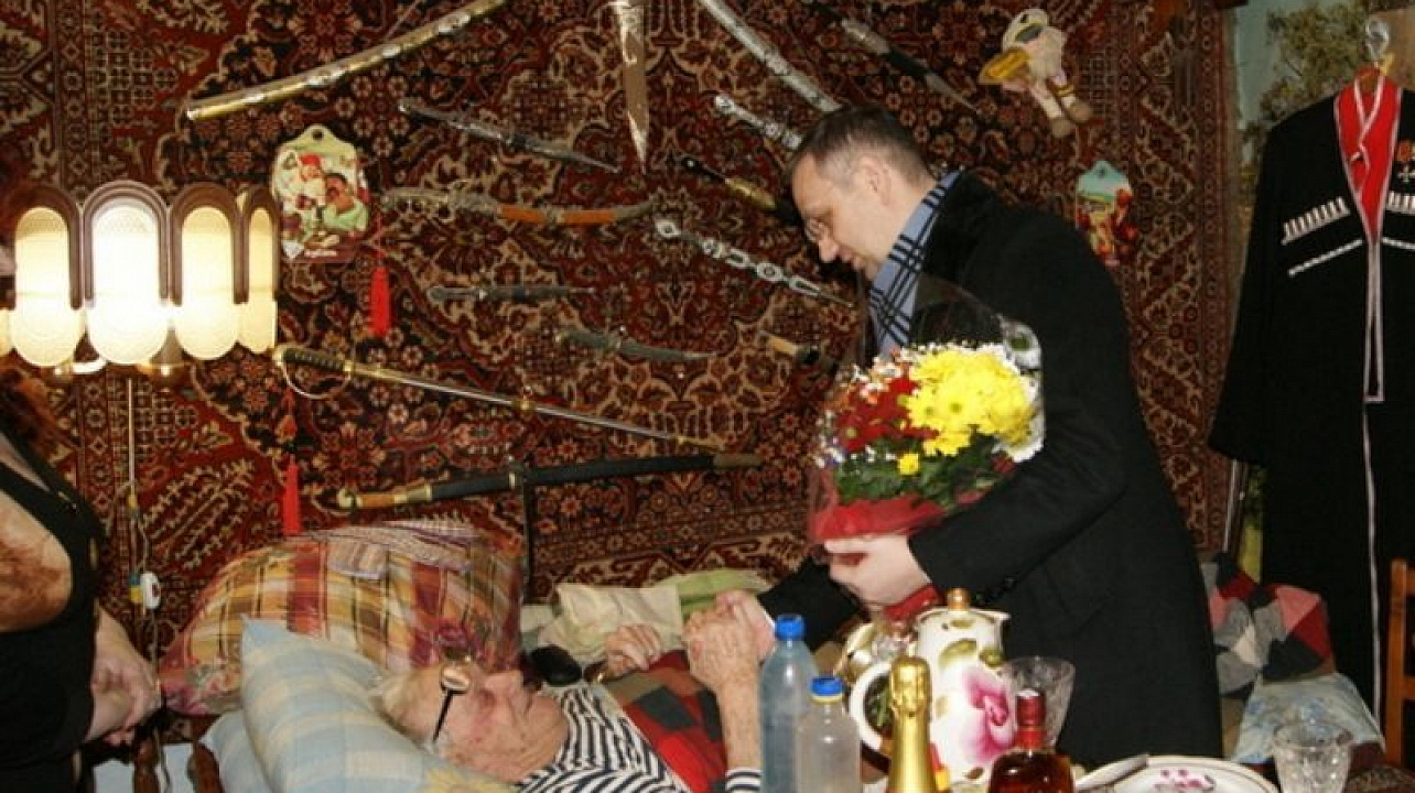 Участника ВОВ Виталия Михайловича Басия поздравили с наступающими праздниками