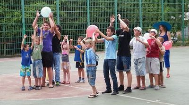 Веселые каникулы на спортивных площадках продолжаются