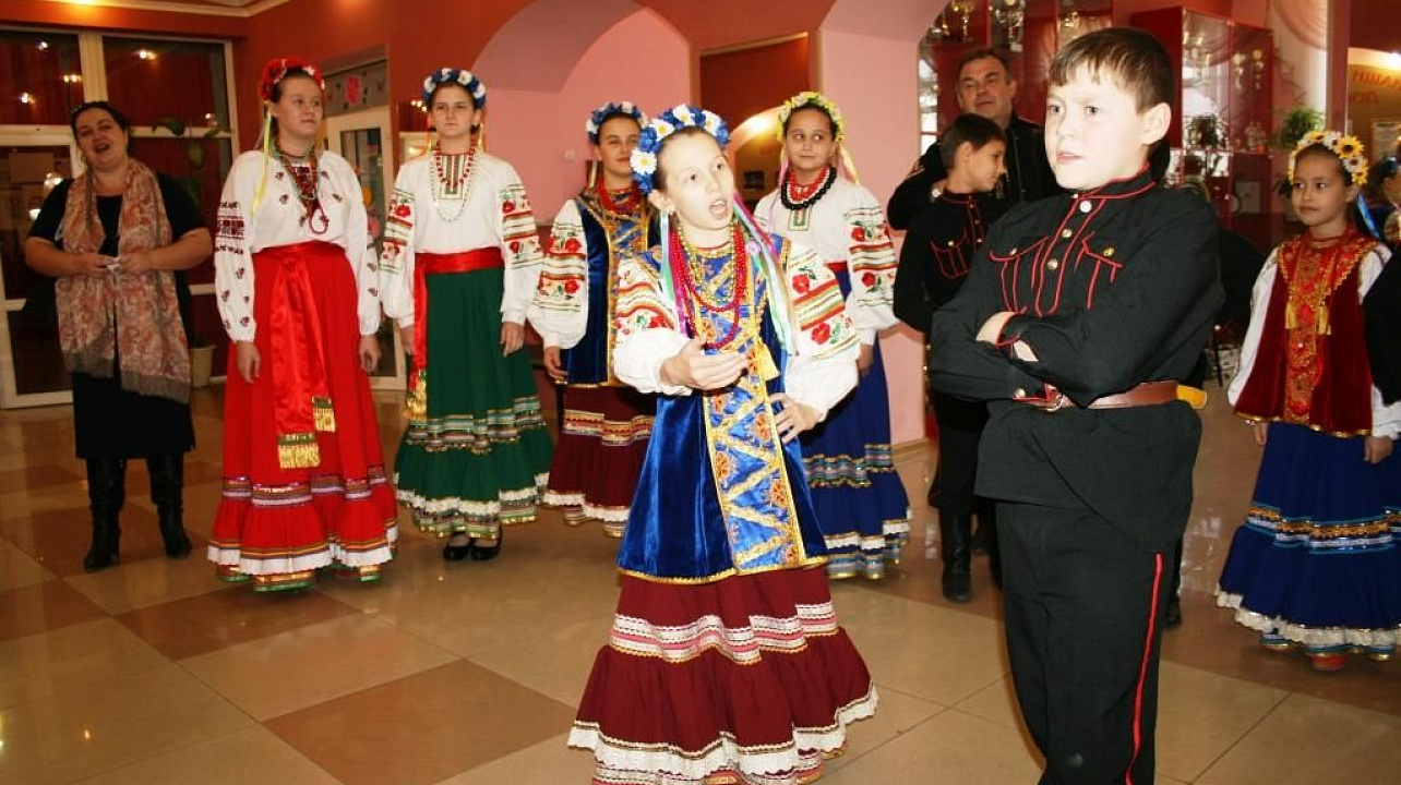 Творческие коллективы Прикубанского округа дали большой концерт в честь Дня матери