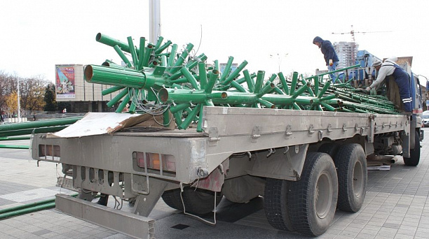 В Краснодаре в ближайшие выходные дни  приступят к монтажу главной ёлки на Театральной площади