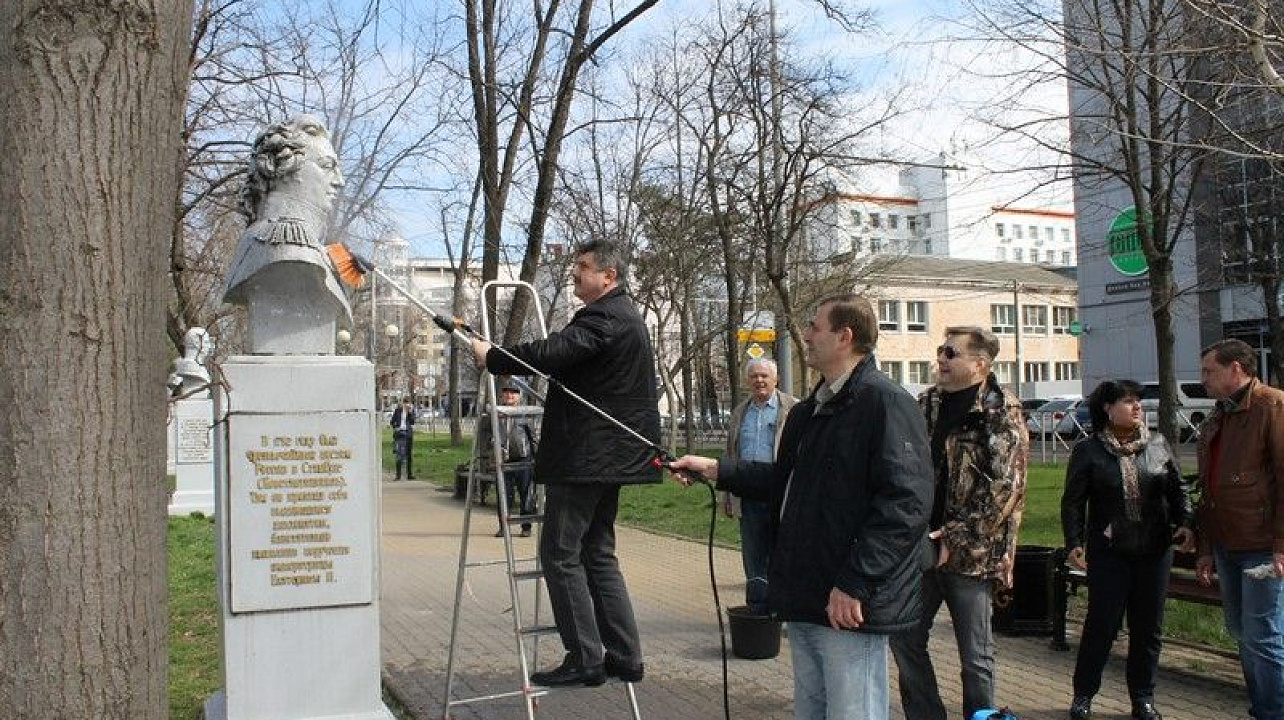 "Боевое братство" провело субботник у памятника Суворову.jpg