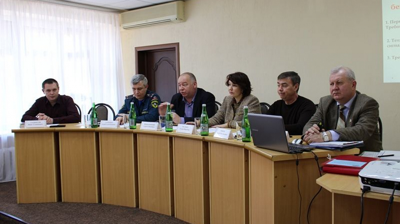 В администрации Центрального округа обсудили меры пожарной безопасности и антитеррористической защищенности объектов потребительской сферы