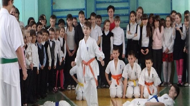 Учащиеся прикубанской школы №1 продемонстрировали ветеранам мастерство в восточных единоборствах