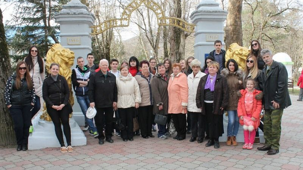 Молодежь и ветераны Западного округа приняли участие в экскурсии в Горячий Ключ