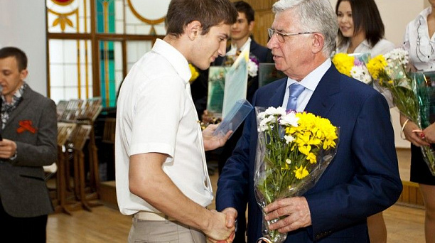 В Краснодаре вручили стипендии главы города социально активным студентам