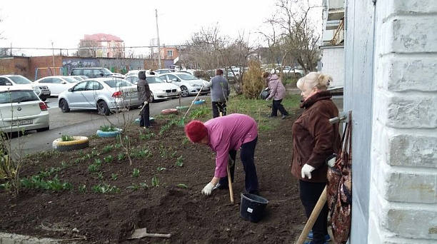 В Центральном округе проходят субботники по месту жительства