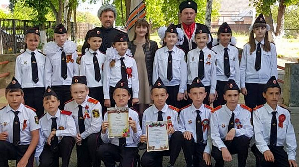 Бравые казачата в строю, да с песней!