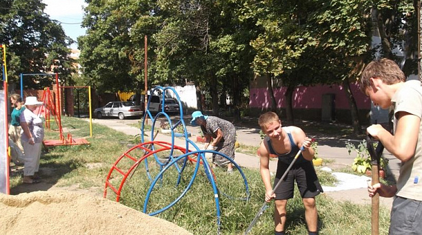 Жители Центрального округа вышли на субботник