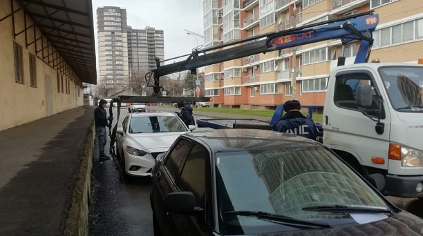 В Краснодаре незаконно припаркованный на ул. им. Репина транспорт отправили на штрафстоянку