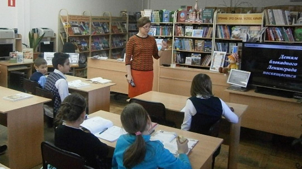 В библиотеке Западного округа провели урок мужества для учащихся школы № 87