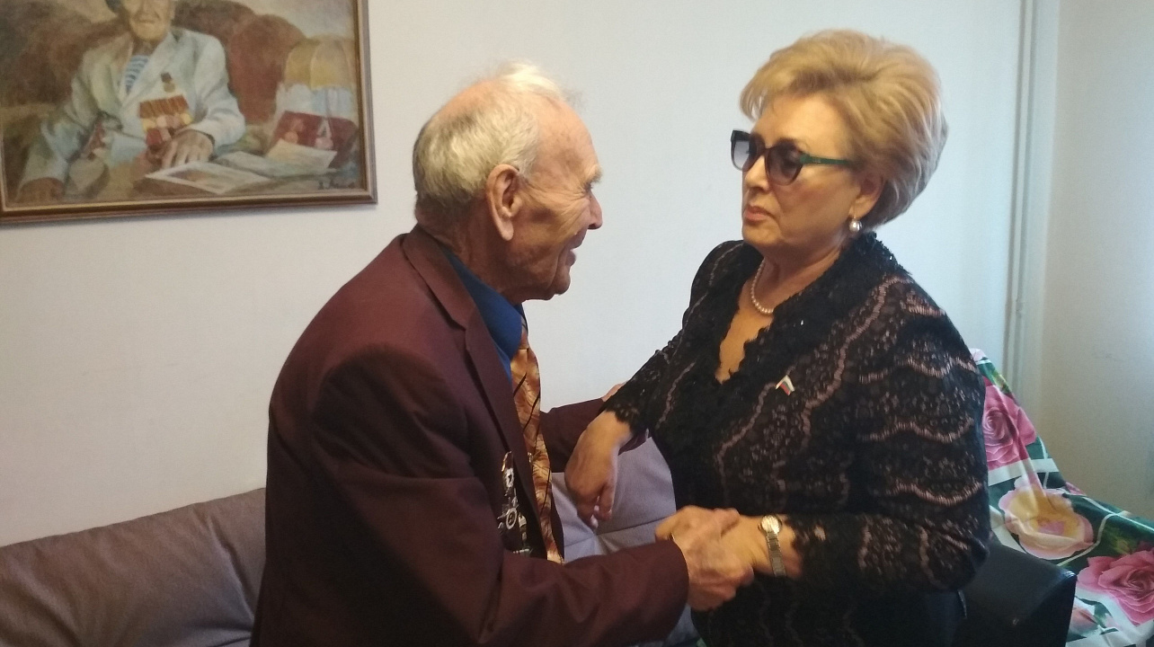 Председатель Городской Думы Краснодара и глава администрации Карасунского округа поздравили ветерана Николая Литвина с 76-й годовщиной освобождения Краснодара