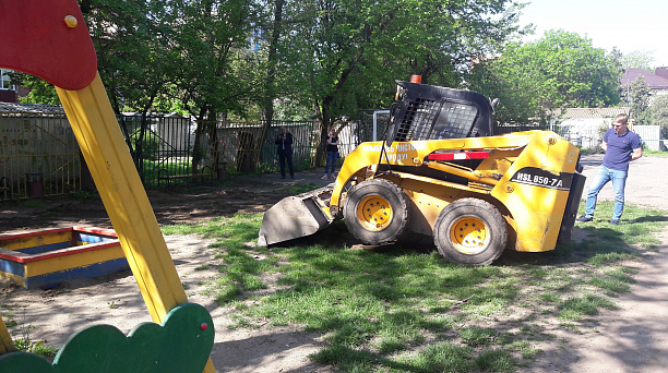 В Западном округе проведена работа по благоустройству детской игровой площадки