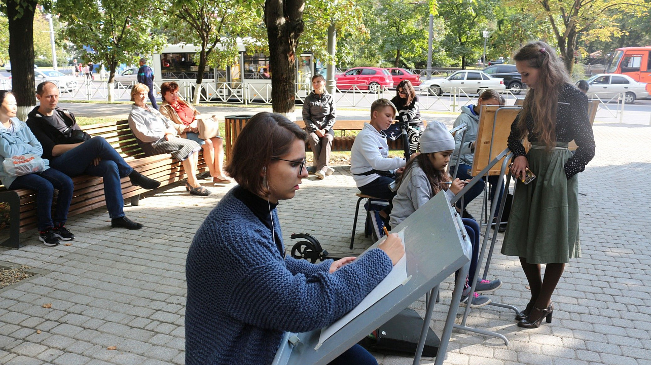 В день города глава Прикубанского округа Александр Журавлев наградил жителей округа за достижения и посетил выставку национальных культур