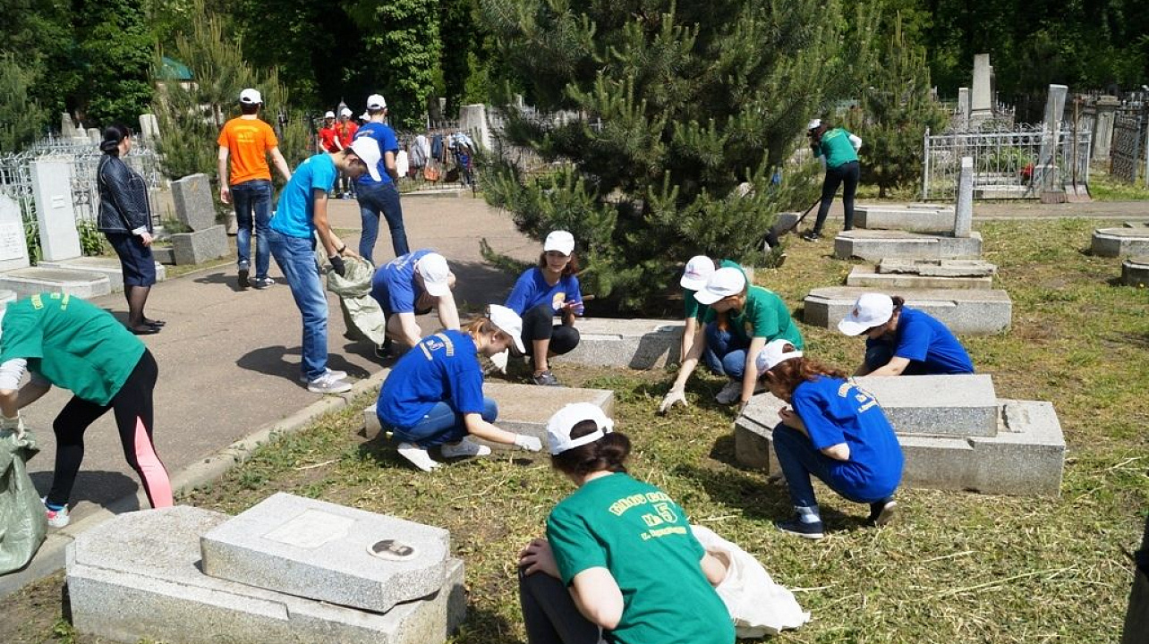 Новые тимуровцы Западного округа провели акцию на Всесвятском кладбище