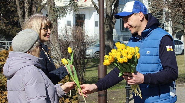 Юбилейная 10-я акция «Дарите женщинам цветы» прошла 8 Марта в Краснодаре