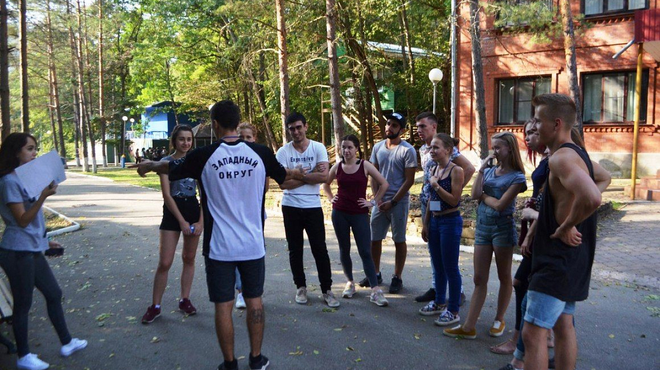 Молодёжь Западного округа организовала слёт в муниципальном лагере Дубрава
