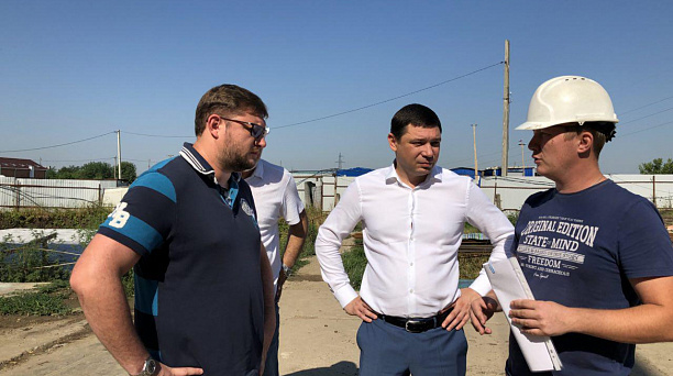 Евгений Первышов ввел режим ежедневного контроля за строительством нового корпуса к школе № 81 в пос. Пригородном
