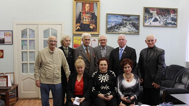 В КубГТУ поздравили юбиляра с 90-летием