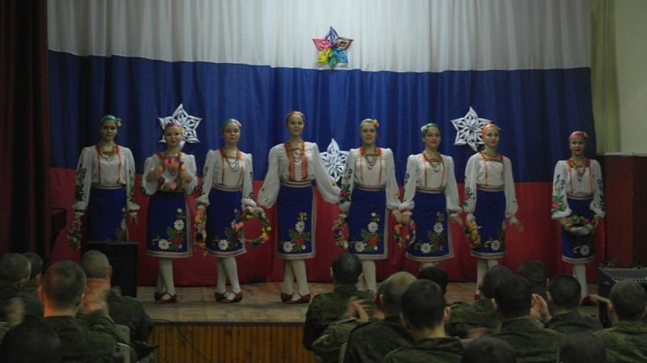 Творческие коллективы Центрального округа поздравили военнослужащих с наступающим Новым годом
