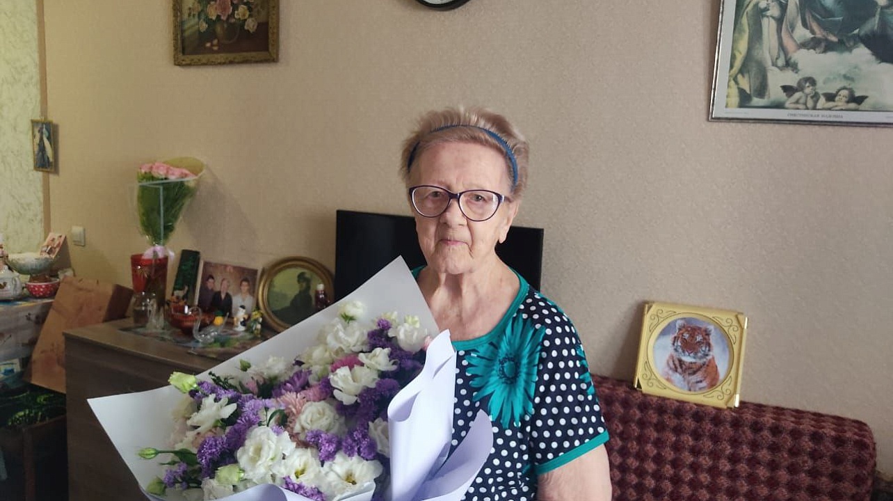 Глава Прикубанского округа Евгений Беликов поздравил с 95-летием ветерана войны Альбину Федоровну Сай