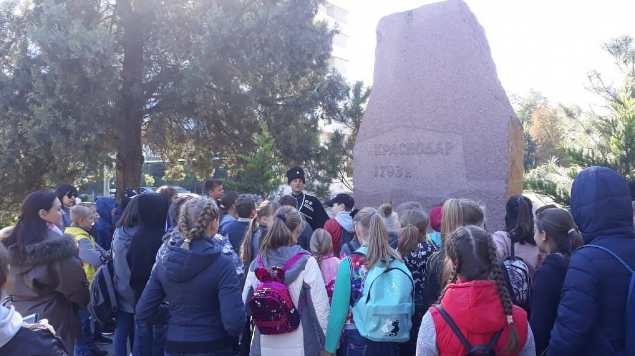 Учащиеся школы № 46 Карасунского округа провели пешую экскурсию по историческим местам Краснодара