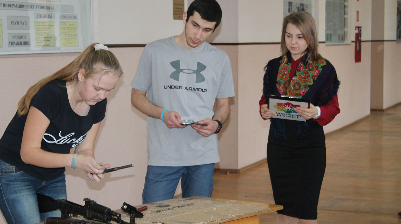 В университете физкультуры прошли соревнование по разборке-сборке автомата Калашникова