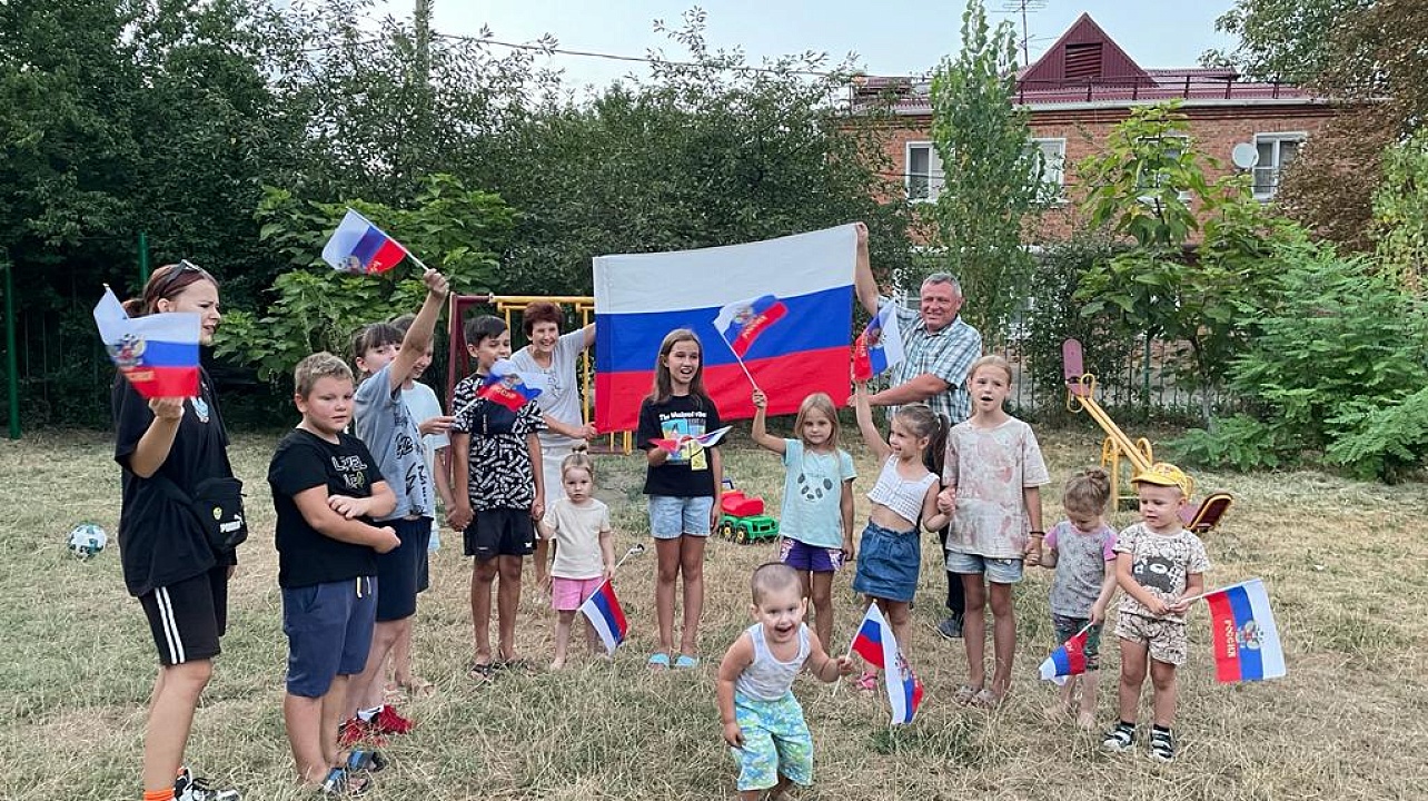 В Прикубанском округе прошли праздничные мероприятия ко Дню государственного флага России