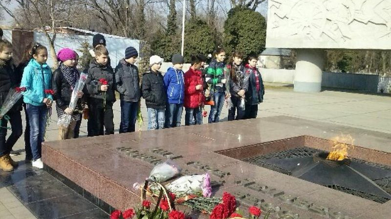 В Центральном округе прошла акция «Цветы у обелиска»