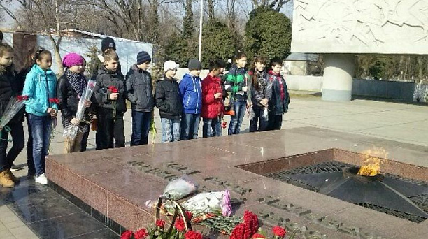 В Центральном округе прошла акция «Цветы у обелиска»
