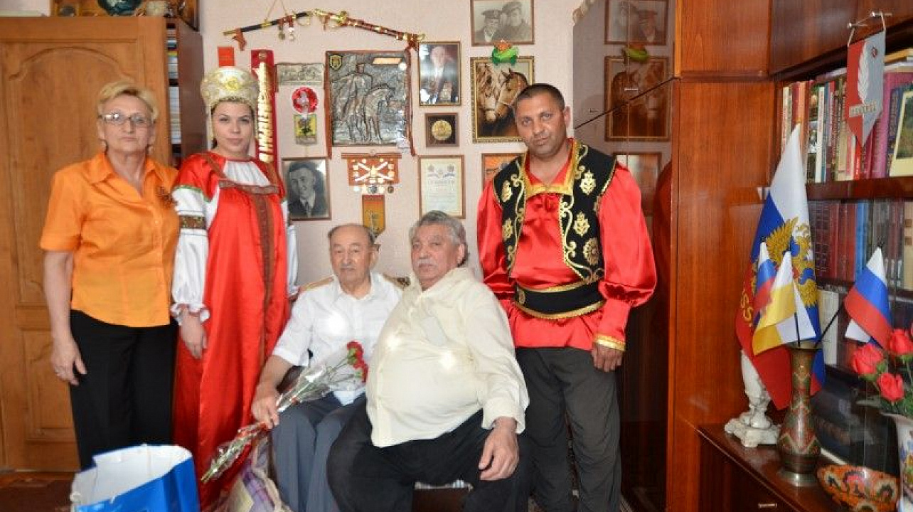 Молодёжь национально-культурных объединений – ветеранам Великой Отечественной войны (4).JPG