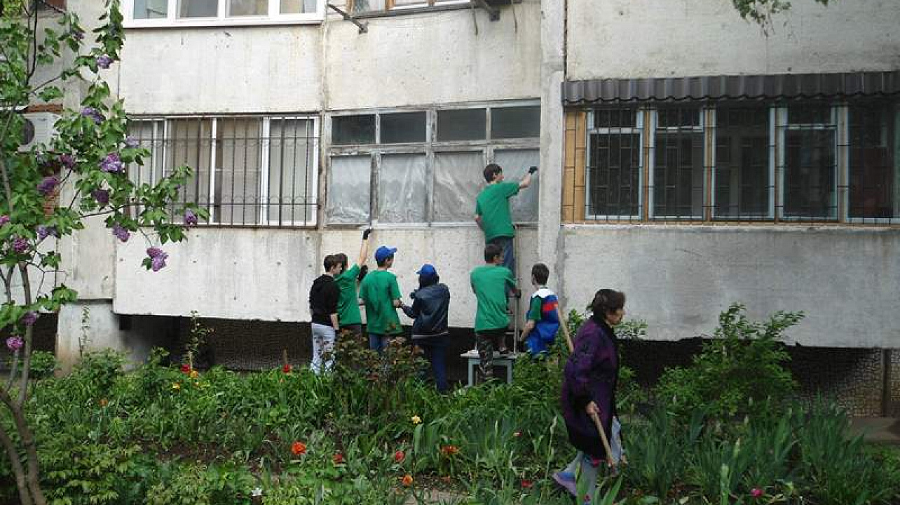 Молодое поколение учится помогать городу