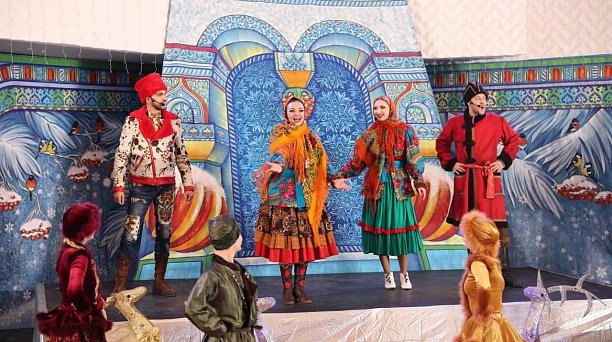 В Краснодаре 17 тысяч юных горожан получат приглашения на бесплатные новогодние представления 