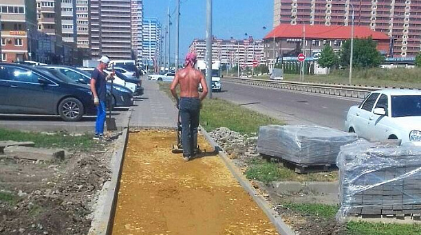 В «Музыкальном» микрорайоне Краснодара началось строительство тротуара по улице им. Петра Метальникова