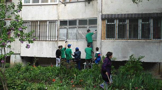 Молодое поколение учится помогать городу