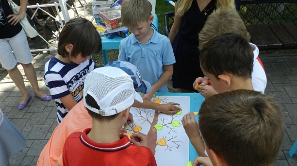 Сотрудники библиотеки им. Н.А. Некрасова организовали акцию «Спасем себя и мир от наркотиков»