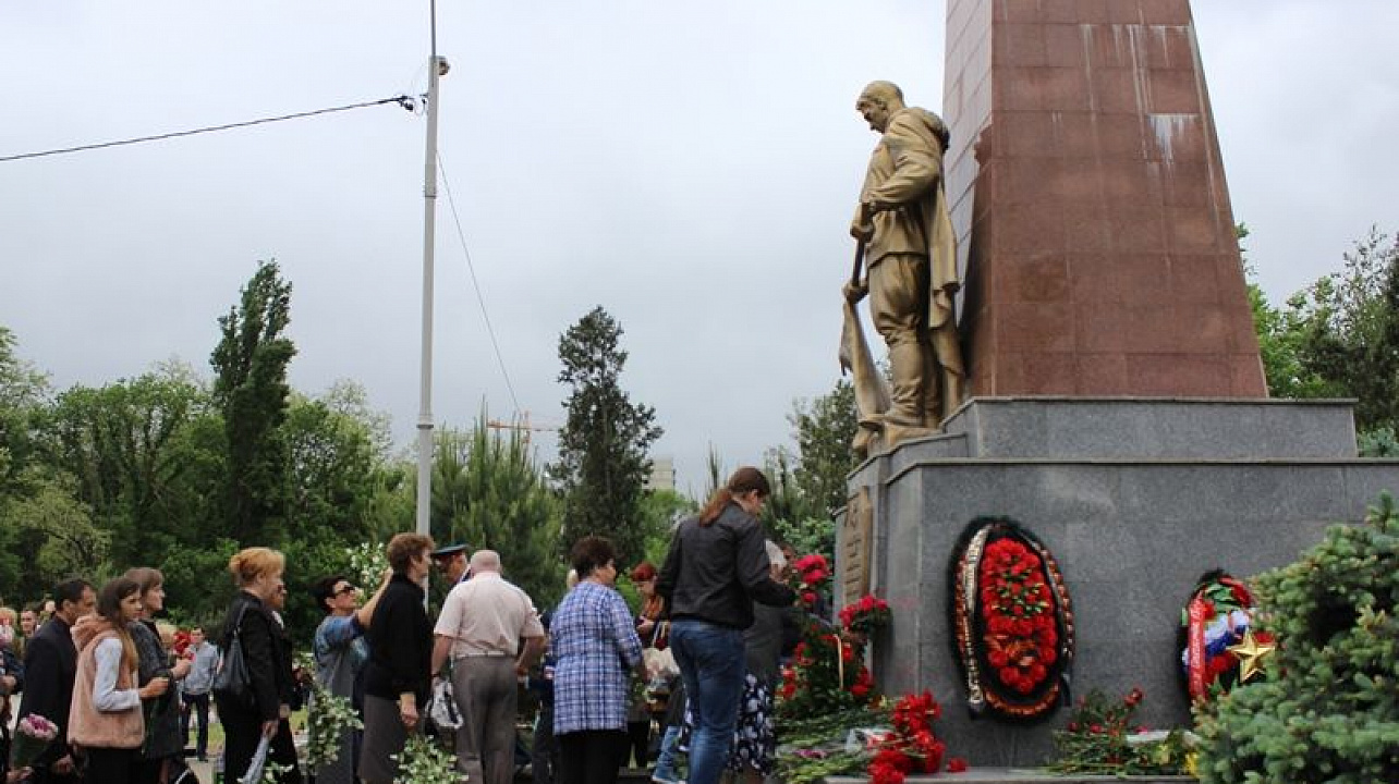 Жители Центрального округа приняли участие в церемонии возложения венков и цветов к Вечному огню