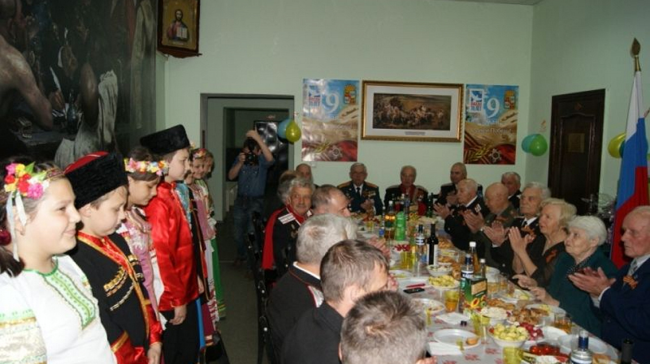 Казаки Краснодара поздравили ветерановКазаки Краснодара поздравили ветеранов