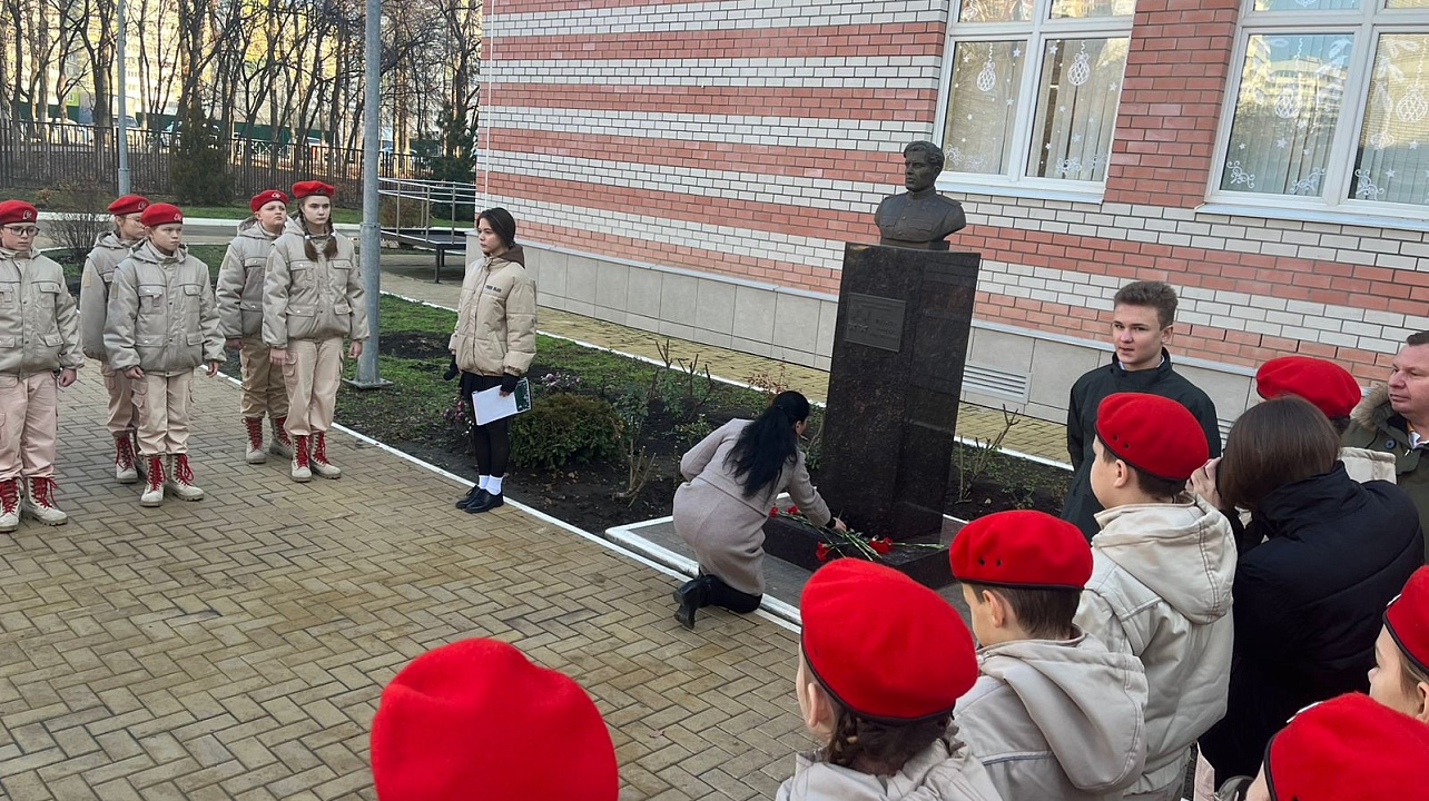 В День Героев Отечества в Прикубанском округе по традиции прошли возложения цветов у памятников воинам Великой Отечественной войны 