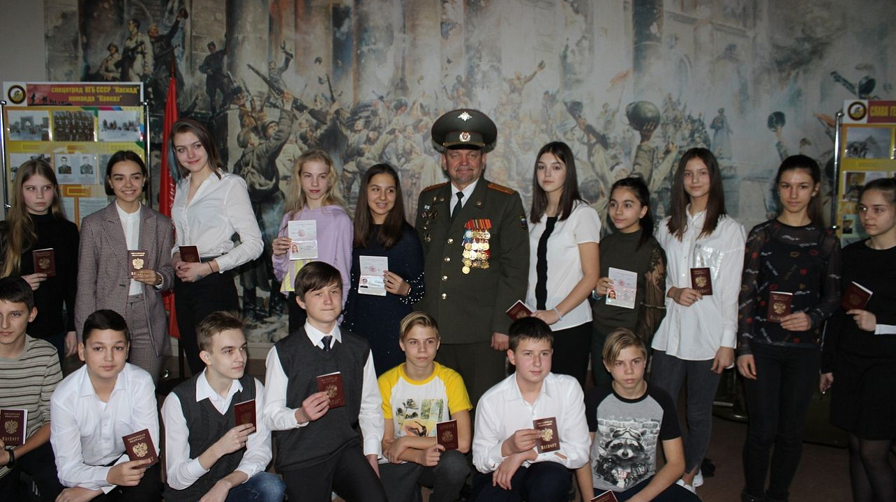 14-летним гражданам Западного округа торжественно вручили паспорта