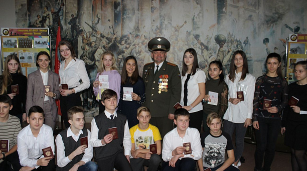 14-летним гражданам Западного округа торжественно вручили паспорта