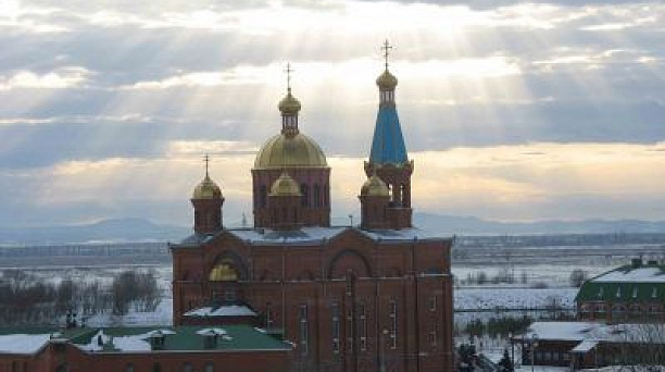 Сотни краснодарских семей пришли на рождественский праздник в Русскую православную школу