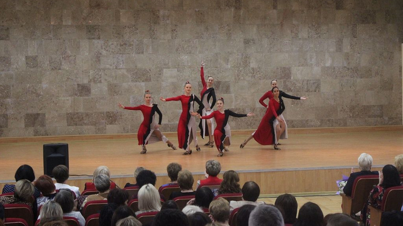 В администрации Центрального округа поздравили учителей и воспитателей с профессиональными праздниками