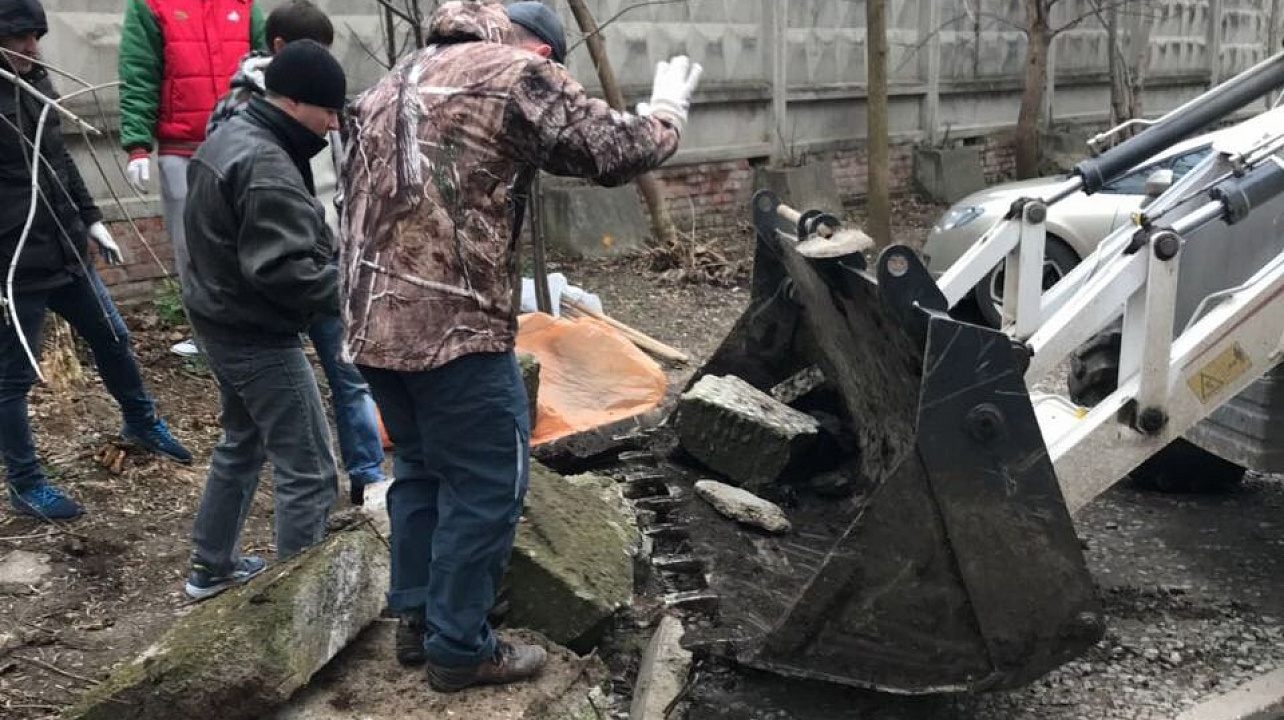 На территории Западного округа продолжаются весенние субботники