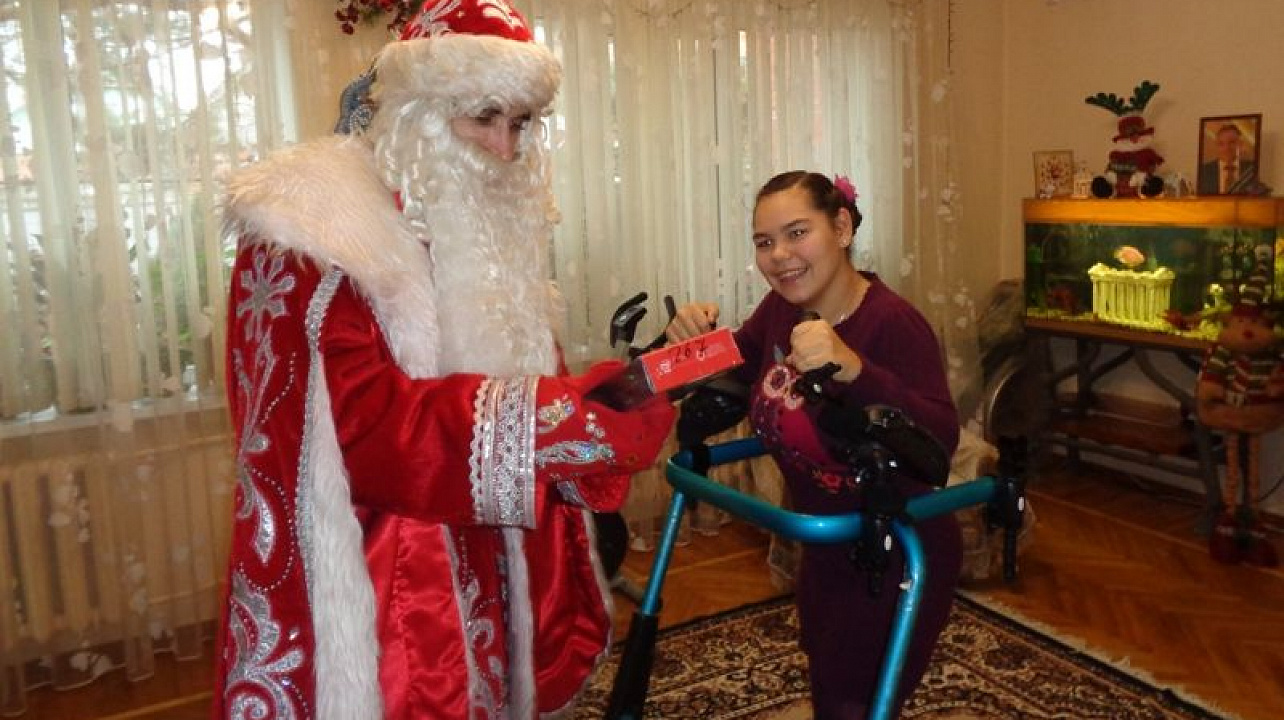 Детей-инвалидов Центрального округа Дед Мороз и Снегурочка поздравили на дому
