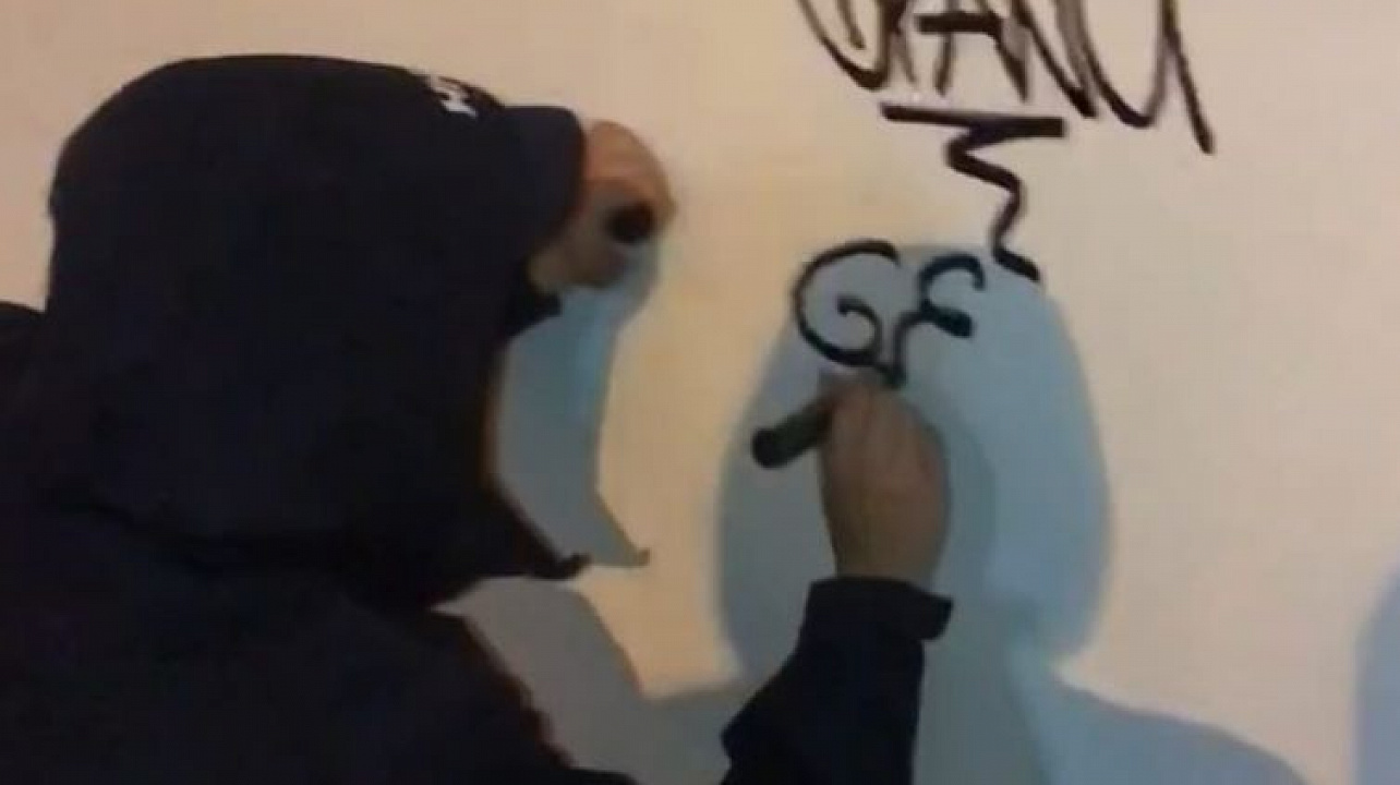 В Центральном округе продолжается борьба с вандалами-граффитистами и расклейщиками объявлений