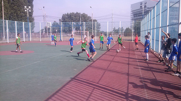 В Западном округе проходят соревнования по футболу среди дворовых команд  