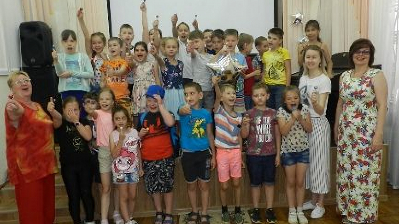 Сотрудники библиотеки Западного округа провели литературно-игровую программу «Лето по белому свету идёт!»